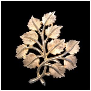 Vintage  TRIFARI Gold Tone TREE OF LIFE Brooch Pin